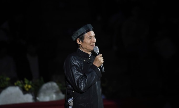 Nghệ sĩ Nguyễn Hữu Quả giới thiệu về Làng Mái quê ông, thuộc Bắc Ninh - nơi bao đời gìn giữ, phát huy giá trị của tranh dân gian Đông Hồ - ở phần đầu vở diễn.