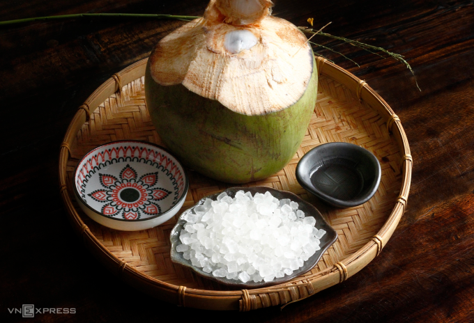 Tốt nhất chỉ dùng 2-3 trái dừa mỗi tuần, khoảng 500 ml một lần. Ảnh: Bùi Thủy