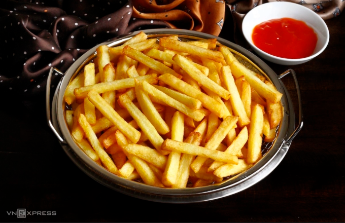 Khoai tây chiên và các món ăn vặt chiên ngập dầu làm tăng nguy cơ ung thư. Ảnh: Bùi Thủy