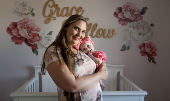 Amanda và con gái Grace chào đời năm 2021. Ảnh: The Guardian