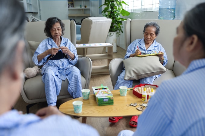Người cao tuổi TP HCM tham gia dịch vụ dưỡng lão bán trú tại bệnh viện. Ảnh: Quỳnh Trần
