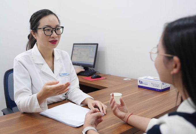 Bác sĩ Thủy đang tư vấn cho một phụ nữ về phương pháp điều trị nếp nhăn vùng mắt. Ảnh: Bệnh viện Đa khoa Tâm Anh