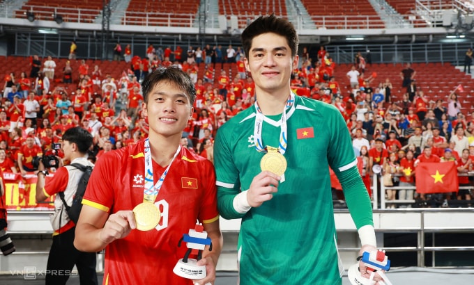 Tiền đạo Nguyễn Quốc Việt và thủ môn Trần Trung Kiên giành HCV SEA Games 33 Thái Lan tối 18/12. Ảnh: Đức Đồng