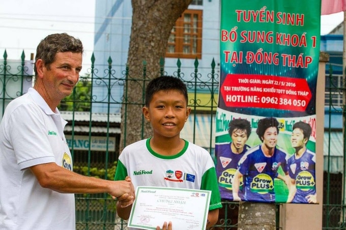 Phạm Lý Đức được HLV Frank Durix trao giấy trúng tuyển bổ sung vào khóa 1 Học viện Nutifood vào tháng 5/2016. Ảnh: Facebook/Phạm Lý Đức