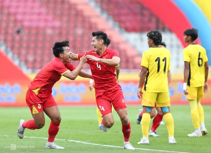 Phạm Lý Đức (trái) mừng bàn đánh đầu mở tỷ số của Nguyễn Hiểu Minh (số 4) sau một pha dàn xếp đá phạt góc, trong trận Việt Nam thắng Malaysia 2-0 ở lượt cuối bảng B bóng đá nam SEA Games 32 trên sân Rajamangala ở Bangkok, Thái Lan ngày 11/12/2025. Ảnh: Hiếu Lương