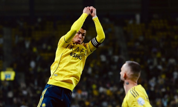 Cristiano Ronaldo nhảy xoay mừng bàn thắng nâng tỷ số lên 2-0 cho Al Nassr trong trận gặp Al Khdood trên sân Al-Awwal Park, thành phố Riyadh, Arab Saudi, vòng 10 Pro League tối 27/12/2025.