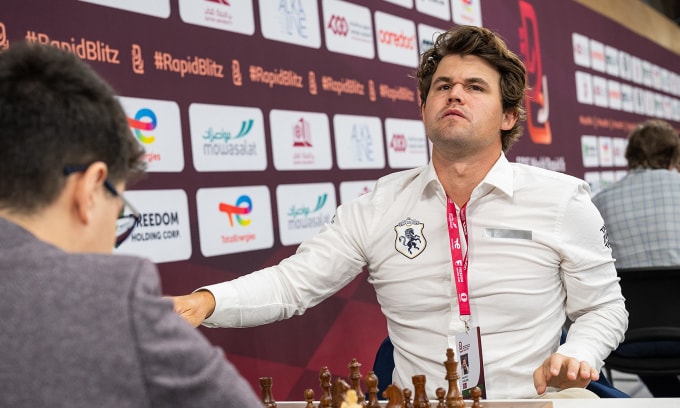 Carlsen trong ván thắng Yagiz Kaan Erdogmus ở vòng 12, giải cờ nhanh thế giới tại Doha, Qatar ngày 28/12/2025. Ảnh: FIDE