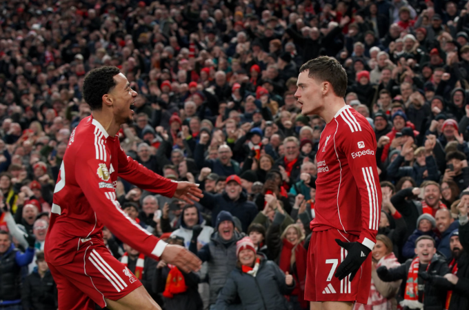 Rồi chia vui cùng Hugo Ekitike trong trận Liverpool thắng Wolves 2-1 ở vòng 18 Ngoại hạng Anh trên sân Anfield, Merseyside, Anh ngày 27/12/2025. Ảnh: AP