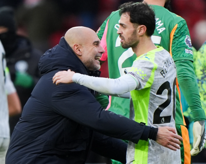 HLV Pep Guardiola (trái) ôm Bernardo Silva sau trận Man City thắng Nottingham Forest 2-1 ở vòng 18 Ngoại hạng Anh trên sân City Ground, thị trấn West Bridgford, hạt Nottinghamshire, Vương quốc Anh ngày 27/12/2025. Ảnh: PA