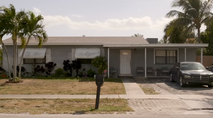 Do nhà Sandy không đủ chỗ đậu ôtô, một phần bánh xe đôi khi sẽ đè lên cỏ, đây là hành vi vi phạm quy định Cảnh quan của thị trấn. Ảnh: Institute for Justice