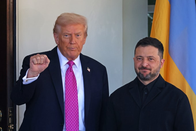 Tổng thống Mỹ Donald Trump đón người đồng cấp Ukraine Volodymyr Zelensky tại Nhà Trắng ngày 17/10. Ảnh: AFP