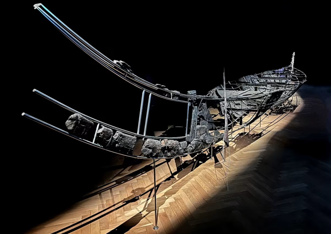 Thuyền Hjortspring được trưng bày tại Bảo tàng Quốc gia Đan Mạch. Ảnh: Sahel Ganji/Đại học Lund