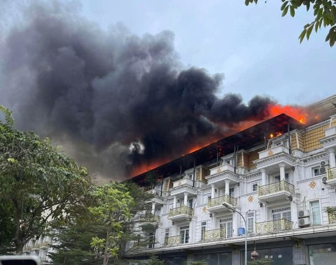 Đám cháy trên mái nhà. Ảnh: Thanh Thảo