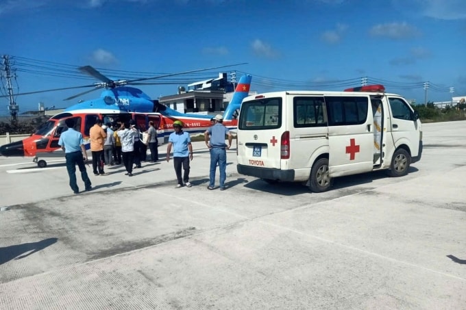 Trực thăng đáp xuống đảo Phú Quý chở bệnh nhân tai biến mạch máu não vào đất liền cấp cứu. Ảnh: Người dân cung cấp