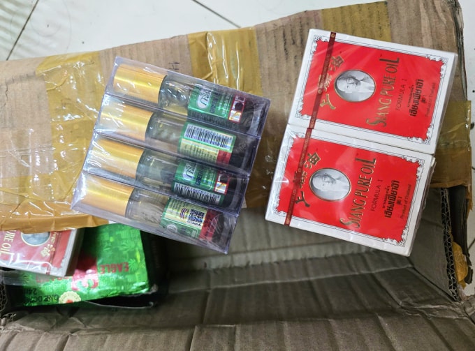 Những chai dầu gió giả cảnh sát thu giữ. Ảnh: Công an TP HCM