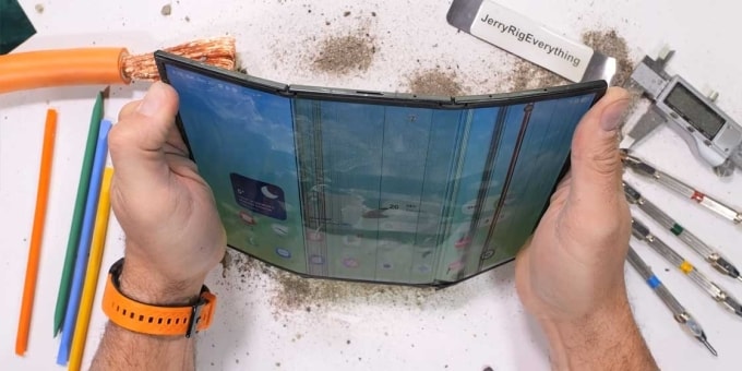 Galaxy Z TriFold bị hư hỏng khi bẻ cong nhẹ. Ảnh: JerryRigEverything