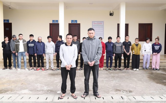 Nghi can Duyên và Diệm (hàng đầu, từ trái sang) tại cơ quan điều tra. Ảnh: Công an cung cấp