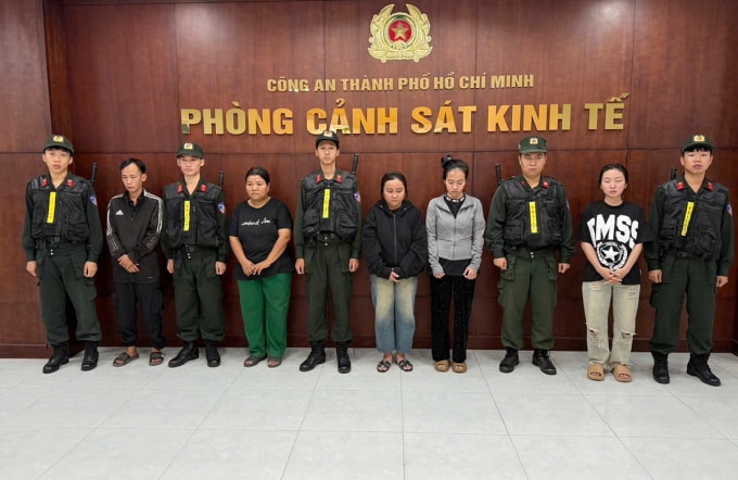 Nguyễn Phương Hoàn và Nguyễn Thị Thanh (trái sang) cùng 3 nhân viên. Ảnh: Công an TP HCM