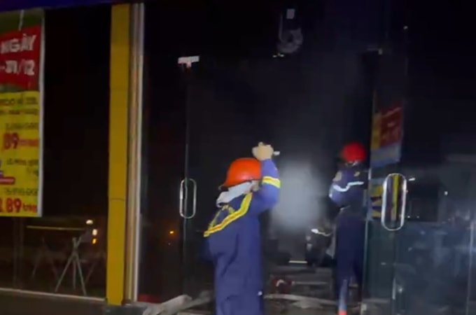 Lực lượng chữa cháy khống chế và dập tắt khói lửa trong cửa hàng điện máy. Ảnh: Người dân cung cấp