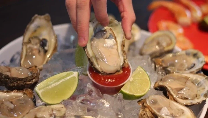 Thực khách dùng hàu sống tại San Francisco, Mỹ. Ảnh: BayNet