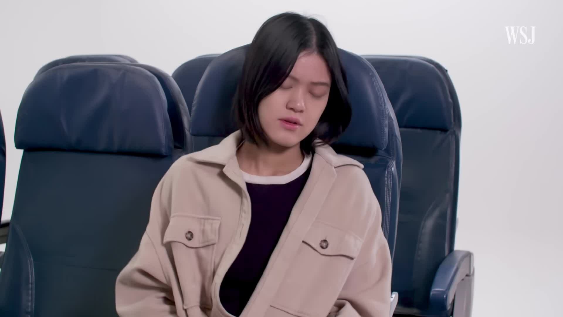 Tư thế ngủ ngồi thoải mái trên máy bay