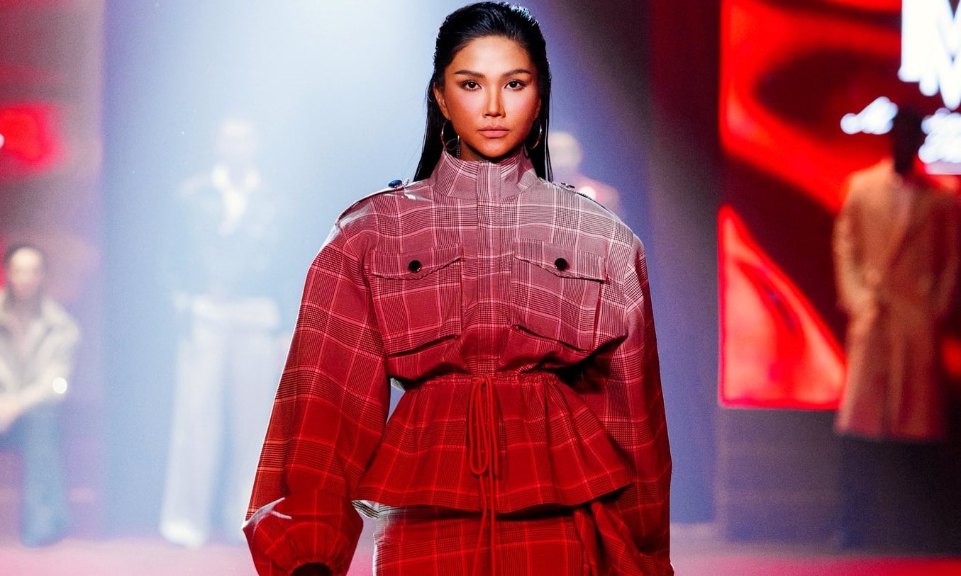 H'Hen Niê lần đầu catwalk sau sinh con