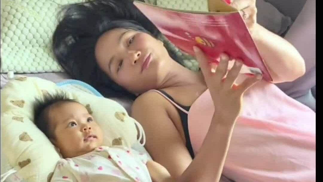 H'Hen Niê vui đùa bên con gái khi ở nhà