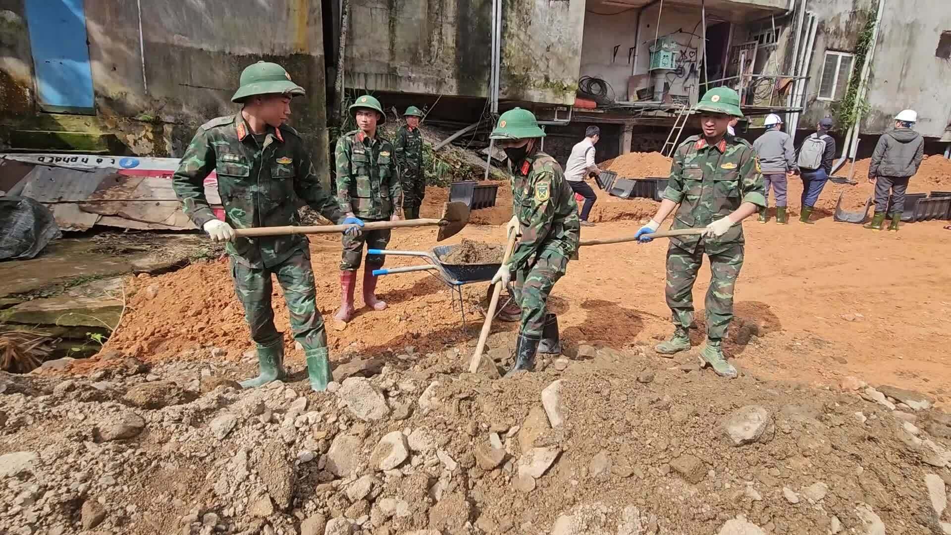 Bộ đội làm kè chống sạt lở