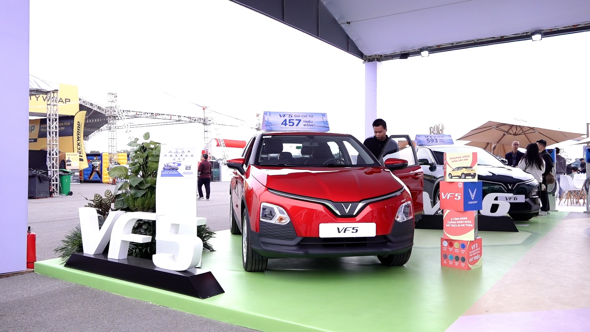 Khách thích thú trải nghiệm gian trưng bày của Vinfast