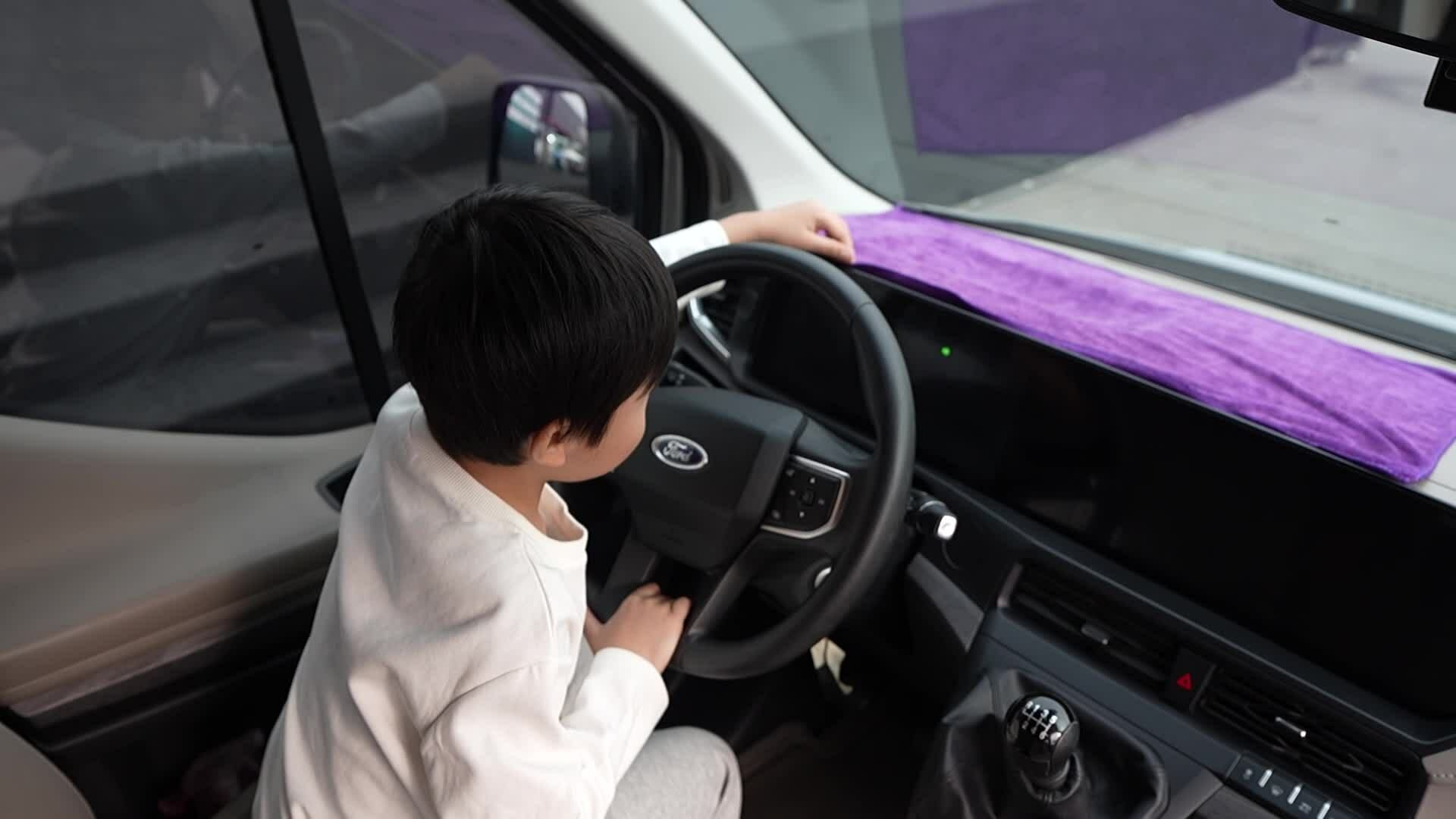 Trẻ em học kỹ năng thoát hiểm trên ôtô tại Vietnam Mobility Show 2025