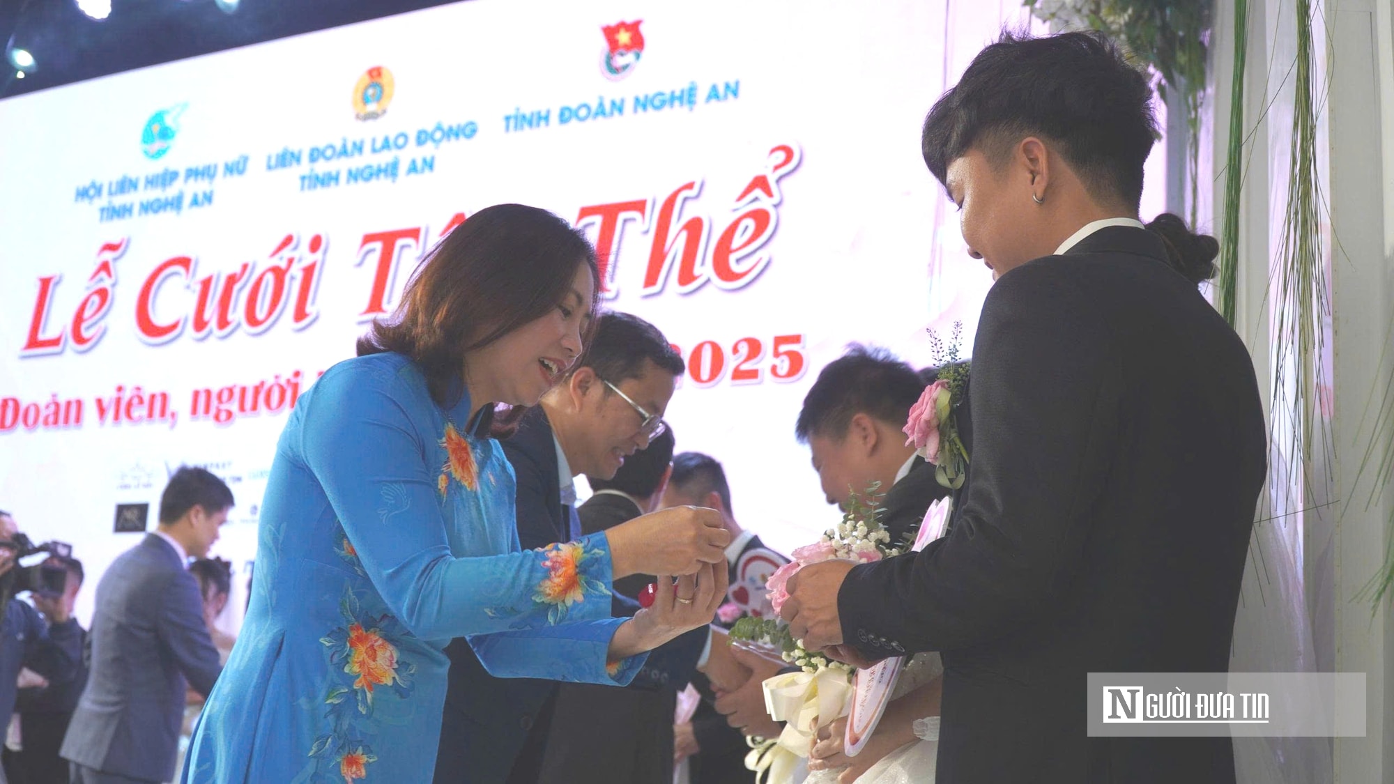 Xúc động lễ cưới tập thể  dành tặng 11 cặp đôi công nhân ở Nghệ An - Ảnh 8.