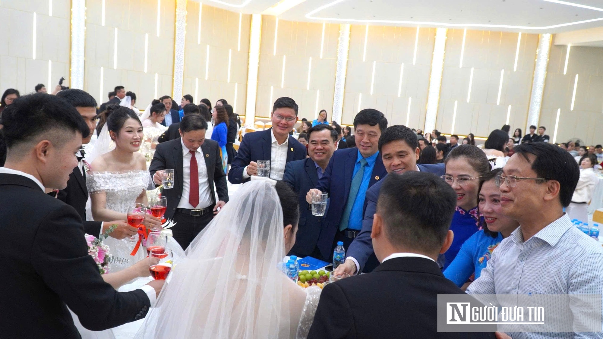 Xúc động lễ cưới tập thể  dành tặng 11 cặp đôi công nhân ở Nghệ An - Ảnh 13.