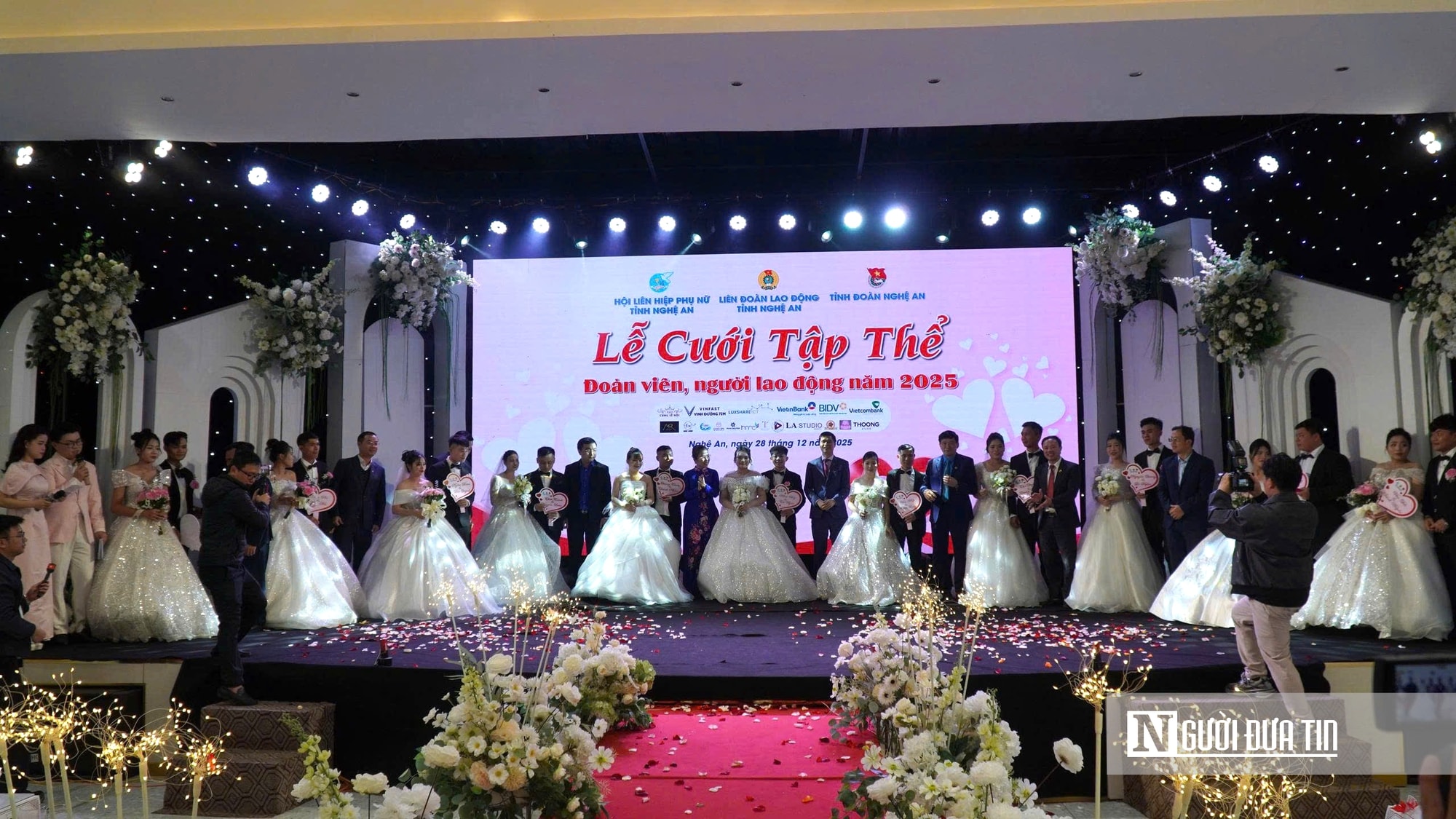 Xúc động lễ cưới tập thể  dành tặng 11 cặp đôi công nhân ở Nghệ An - Ảnh 1.