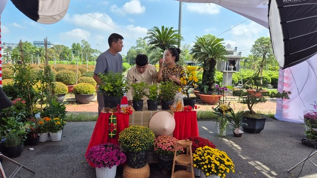 Vựa hoa miền Tây sớm bán hoa Tết qua livestream cùng người nổi tiếng - Ảnh 11.