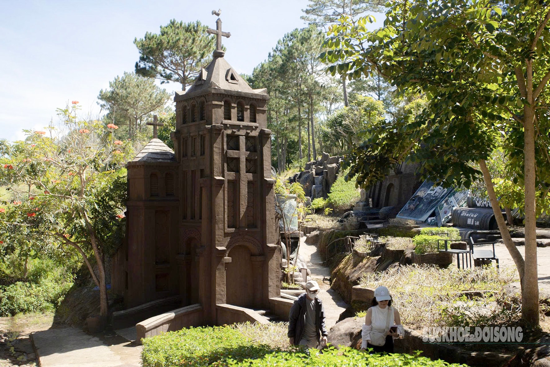 Du khách quốc tế khám phá 'bảo tàng ký ức' bằng đất giữa rừng thông- Ảnh 2.