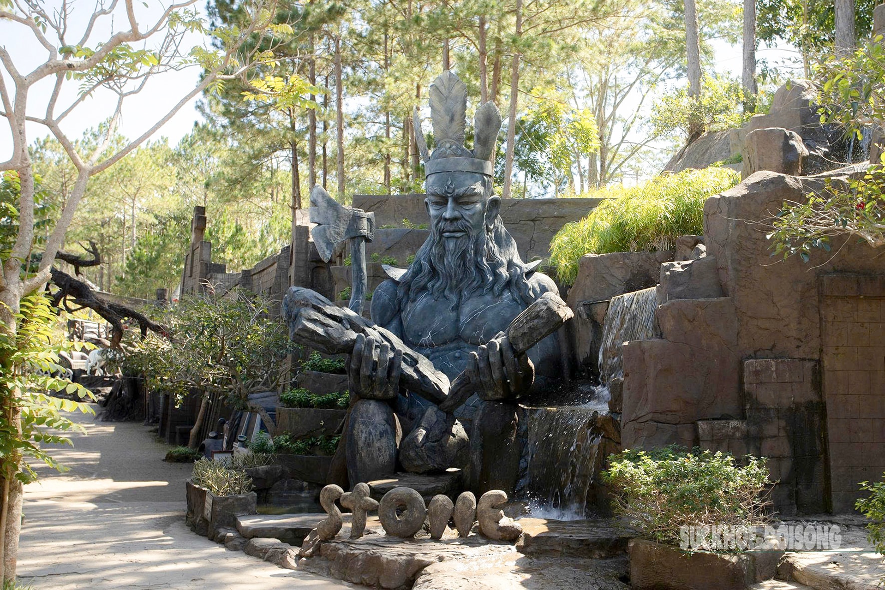 Du khách quốc tế khám phá 'bảo tàng ký ức' bằng đất giữa rừng thông- Ảnh 5.