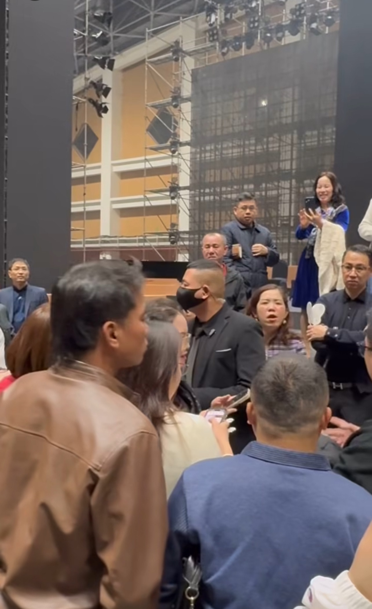 Khán giả hỗn loạn khi đến địa điểm biểu diễn mới được thông báo huỷ show.