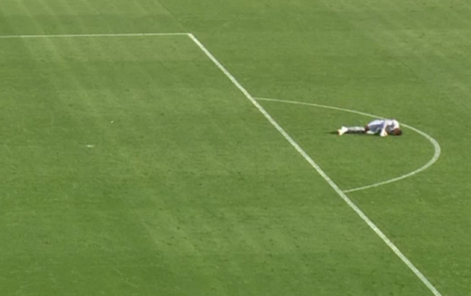 Khoảnh khắc thủ môn Monged Elneel của Sudan đột ngột ngã gục xuống mặt cỏ. (Nguồn: BeSoccer)