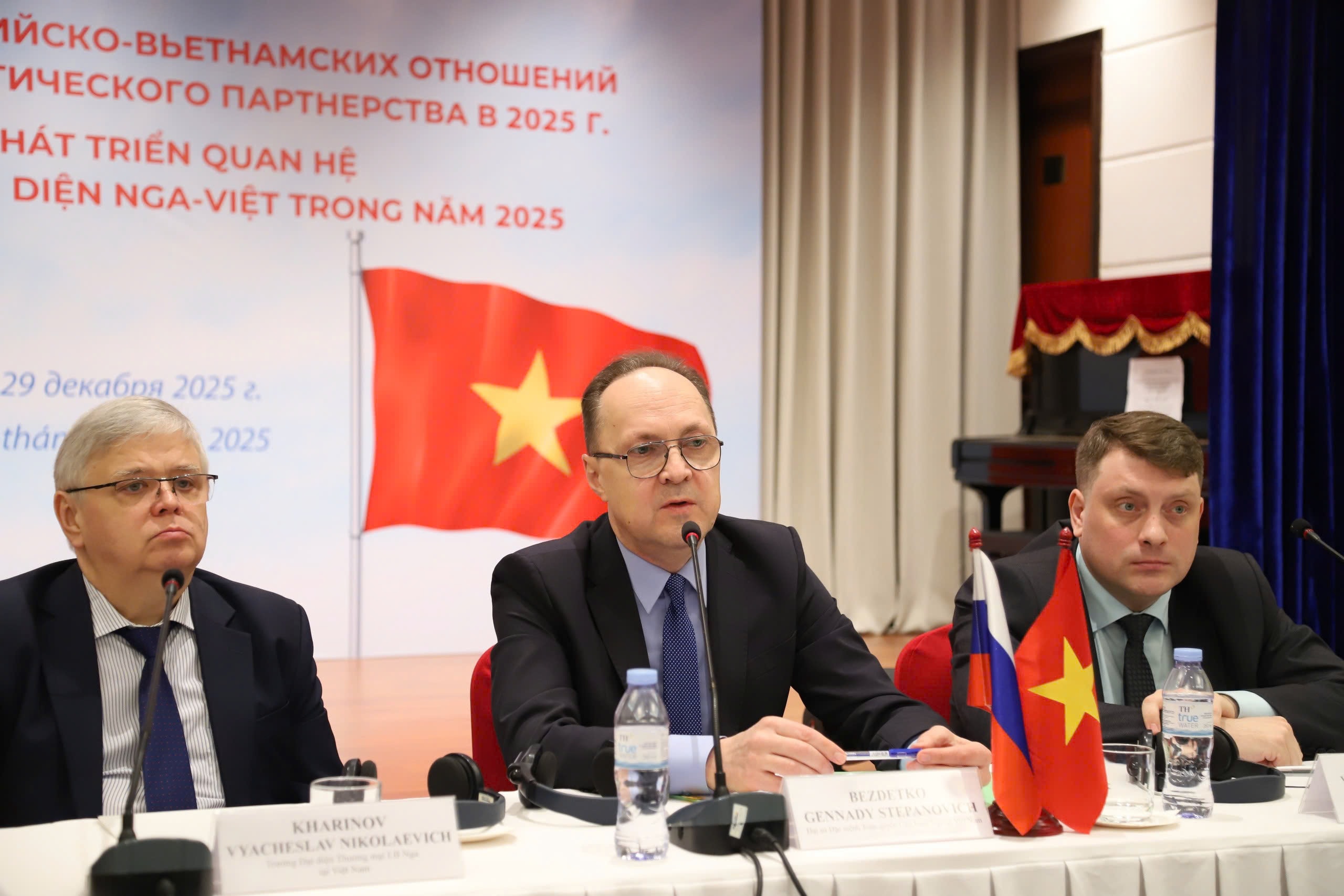 Đại sứ Nga tại Việt Nam Bezdetko Gennady Stepanovich phát biểu trong buổi họp báo.