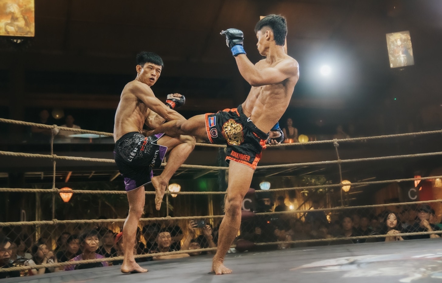 Bùi Trường Sinh (bên trái) bị võ sĩ Campuchia hạ knock out.