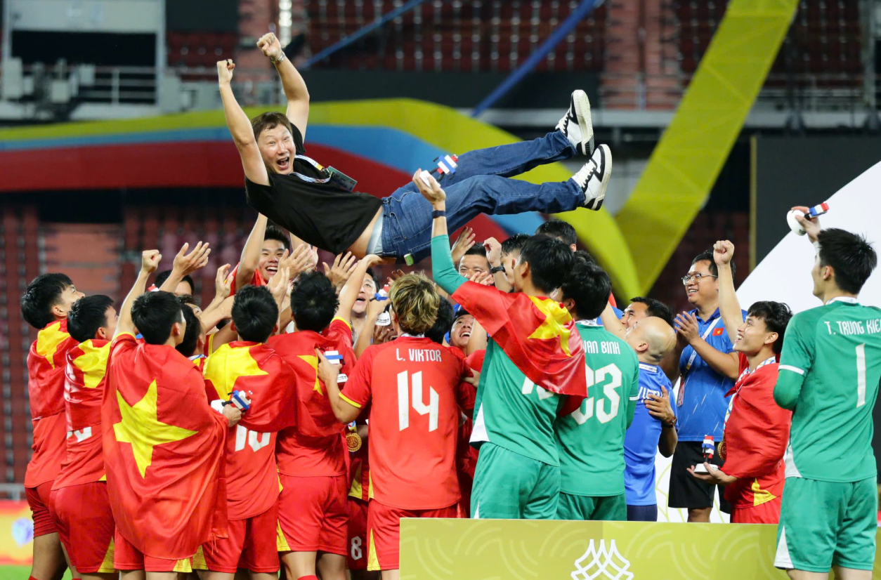 HLV Kim Sang Sik cùng bóng đá Việt Nam vô địch AFF Cup 2024, U23 Đông Nam Á 2025 và SEA Games 33 - Ảnh: VFF