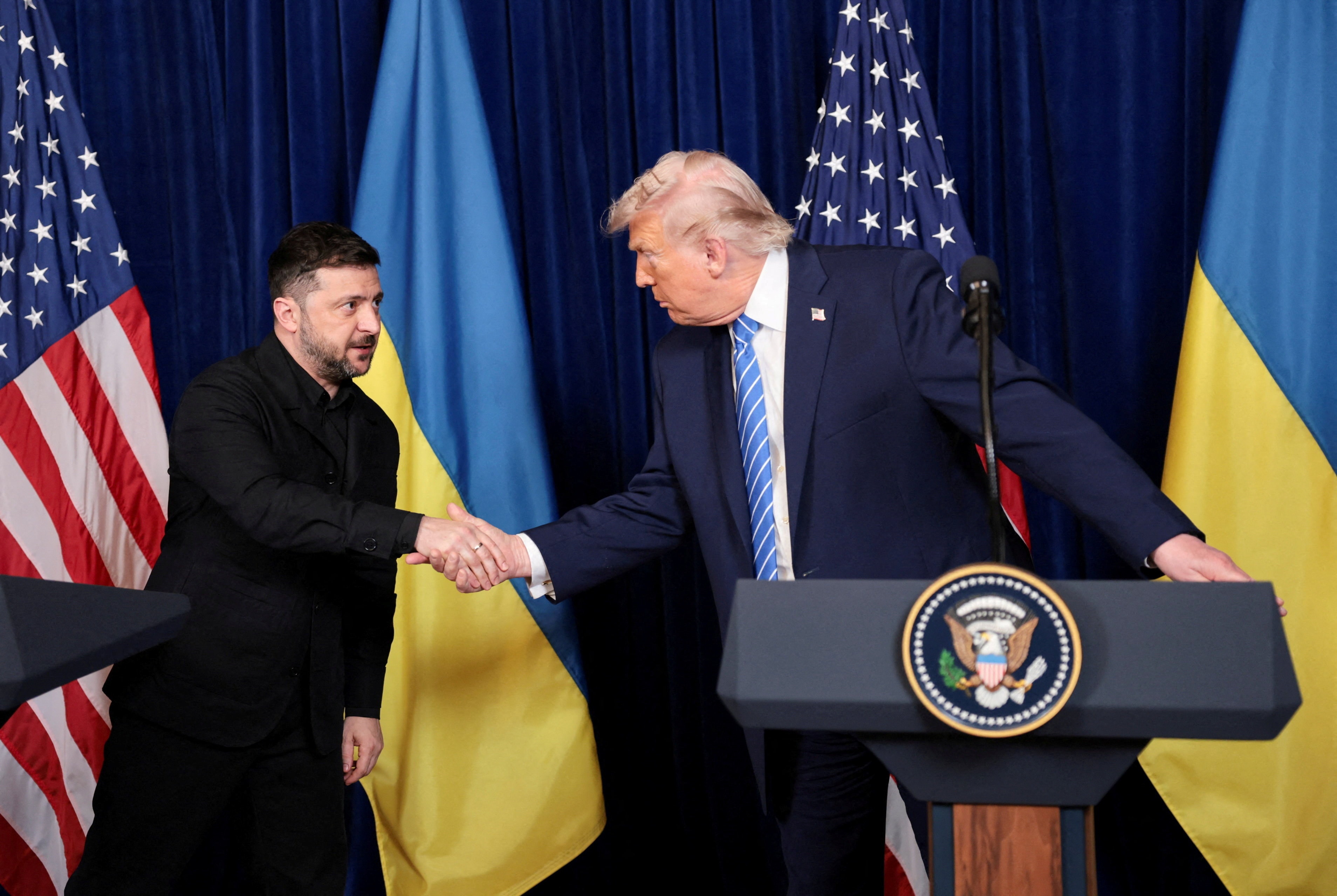 Tổng thống Mỹ Donald Trump và Tổng thống Ukraine Volodymyr Zelensky trong cuộc gặp tại khu nghỉ dưỡng Mar-a-Lago của ông Trump, ở Palm Beach, bang Florida (Mỹ), ngày 28/12/2025. (Ảnh: Reuters/Jonathan Ernst)