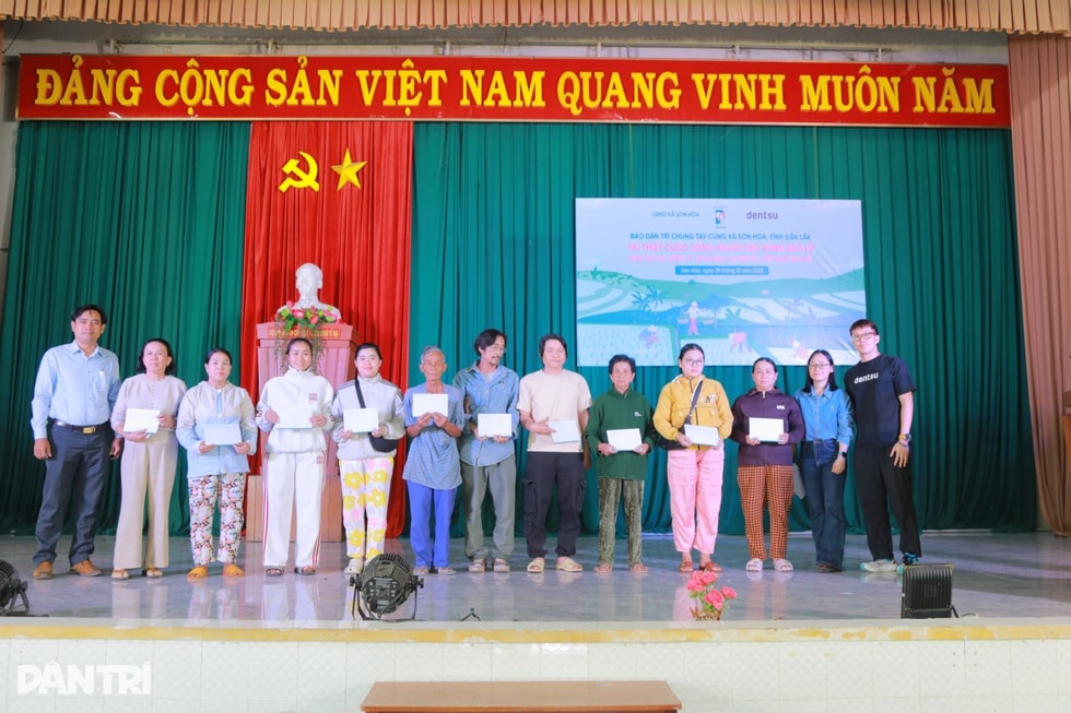 Trao 165 triệu đồng tiếp sức bà con vùng lũ Đắk Lắk tái thiết cuộc sống - 7