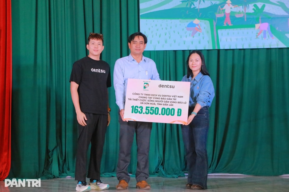 Trao 165 triệu đồng tiếp sức bà con vùng lũ Đắk Lắk tái thiết cuộc sống - 1