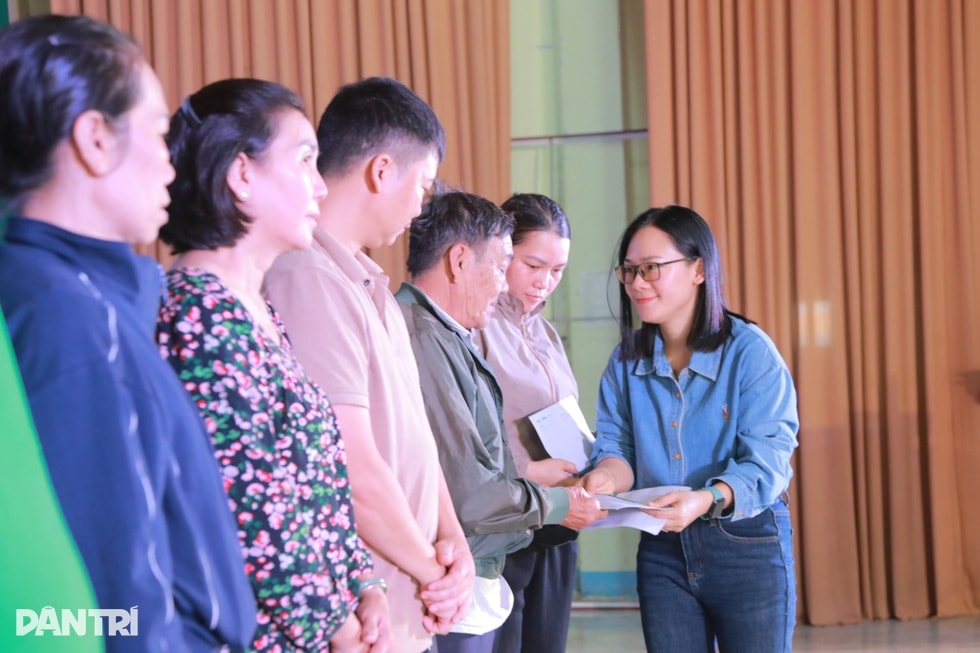 Trao 165 triệu đồng tiếp sức bà con vùng lũ Đắk Lắk tái thiết cuộc sống - 2