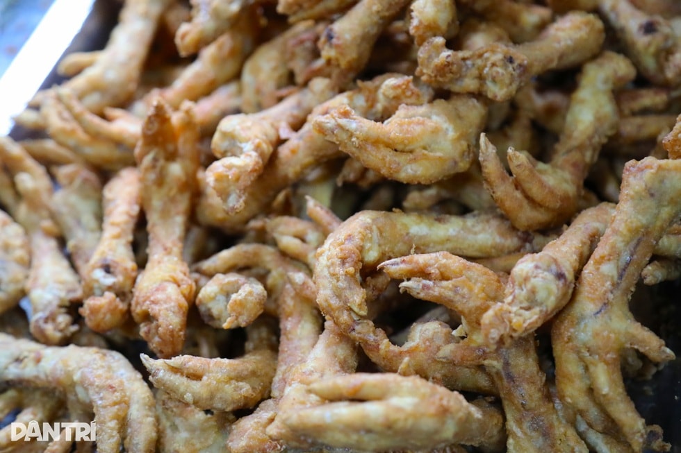 Quán gà ở Hà Nội ẩn mình ở ngõ nhỏ hẹp, khách leo cầu thang mới tới - 6