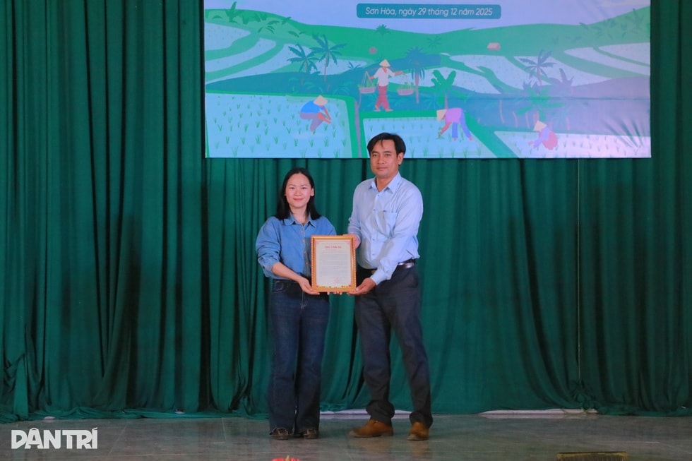 Trao 165 triệu đồng tiếp sức bà con vùng lũ Đắk Lắk tái thiết cuộc sống - 8