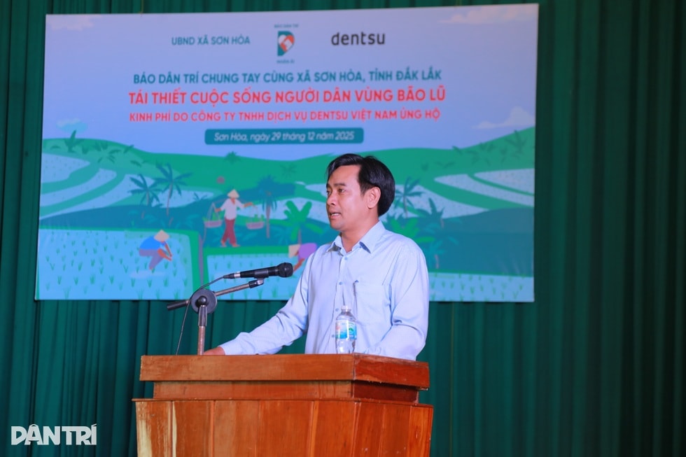 Trao 165 triệu đồng tiếp sức bà con vùng lũ Đắk Lắk tái thiết cuộc sống - 4