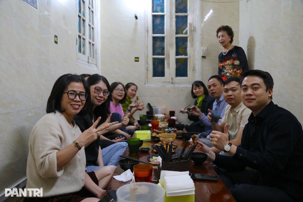 Quán gà ở Hà Nội ẩn mình ở ngõ nhỏ hẹp, khách leo cầu thang mới tới - 4