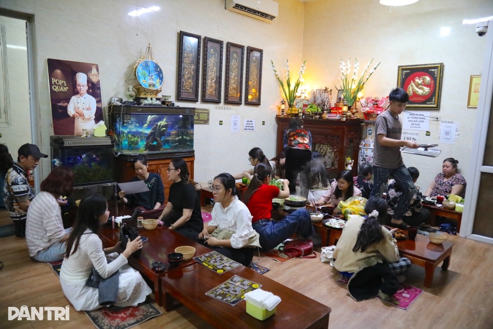 Quán gà ở Hà Nội ẩn mình ở ngõ nhỏ hẹp, khách leo cầu thang mới tới - 8